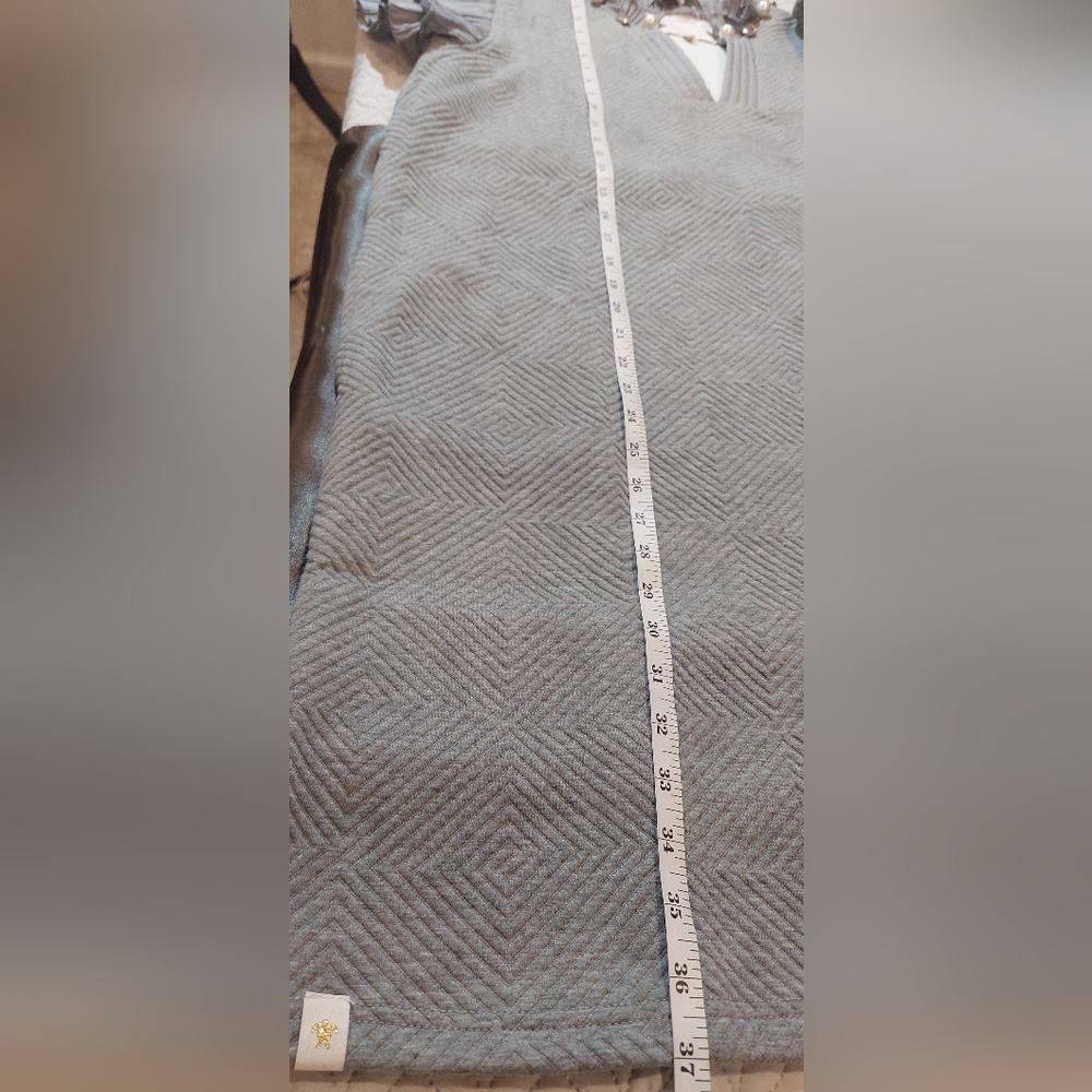 Elegant Textured Gray Shift Dress with Pleated Sleeve Detail - Picture 11 of 12